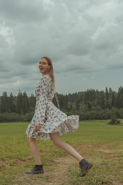 Экологичная обувь, платья из хлопка и комфортное белье: собираем универсальный летний образ из новых лукбуков
