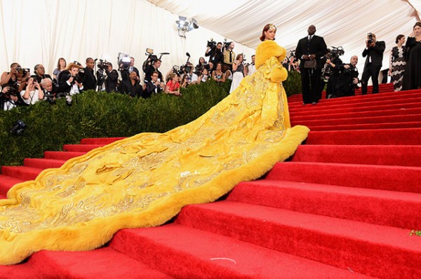 Рианна вспомнила свой культовый образ на Met Gala в 2015 году: "Я чувствовала себя клоуном"