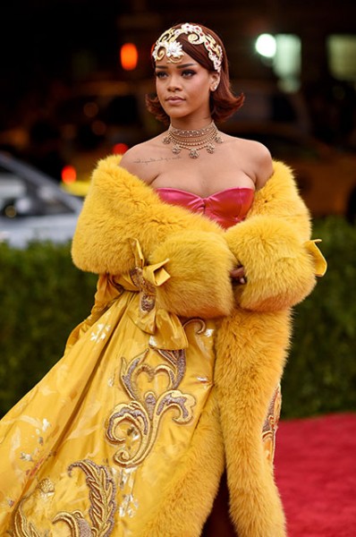 Рианна вспомнила свой культовый образ на Met Gala в 2015 году: "Я чувствовала себя клоуном"
