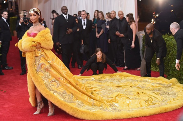 Рианна вспомнила свой культовый образ на Met Gala в 2015 году: "Я чувствовала себя клоуном"