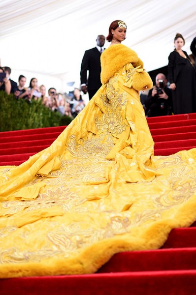 Рианна вспомнила свой культовый образ на Met Gala в 2015 году: "Я чувствовала себя клоуном"
