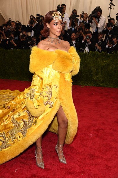 Рианна вспомнила свой культовый образ на Met Gala в 2015 году: "Я чувствовала себя клоуном"