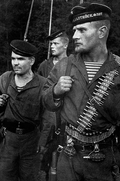 От палубы до подиума: как тельняшка стала культовой вещью и покорила всех — от рокеров до аристократов От палубы до подиума: как тельняшка стала культовой вещью и покорила всех — от рокеров до аристократов