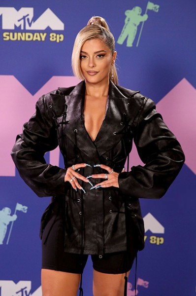 Белла Хадид, Майли Сайрус, Леди Гага и другие на красной дорожке премии MTV Video Music Awards Белла Хадид, Майли Сайрус, Леди Гага и другие на красной дорожке премии MTV Video Music Awards