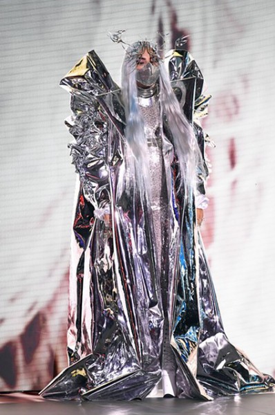 Космос, БДСМ, кутюр: разбираем 9 образов Леди Гаги на премии MTV VMA Космос, БДСМ, кутюр: разбираем 9 образов Леди Гаги на премии MTV VMA