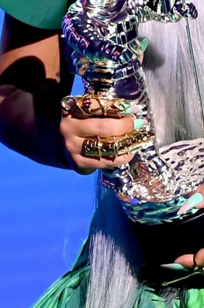 Космос, БДСМ, кутюр: разбираем 9 образов Леди Гаги на премии MTV VMA Космос, БДСМ, кутюр: разбираем 9 образов Леди Гаги на премии MTV VMA