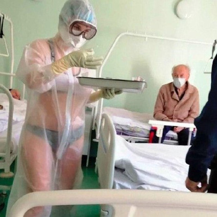 Модный дайджест: от назначения Эммы Уотсон в Kering до лукбука с той самой медсестрой в купальнике из Тулы
